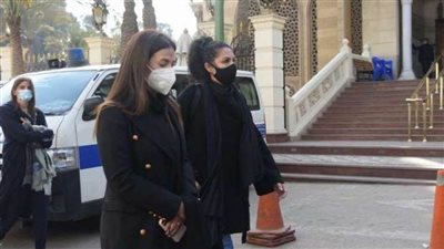 أبرزهم دنيا سمير غانم.. نجوم الفن في جنازة مها أبو عوف 