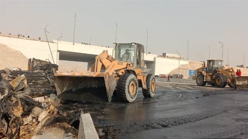 اللوادر ترفع حطام