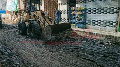 إزالة التراكمات الطينية من شوارع مدينة قلين