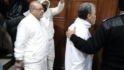 بملابس السجن البيضاء.. أول ظهور لرجل الأعمال حسن راتب  وعلاء حسانين بالمحكمة