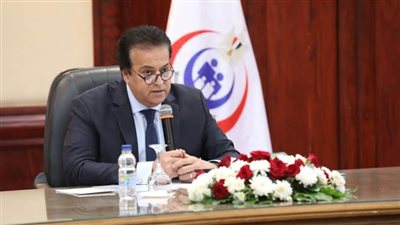 وزير التعليم العالي يستعرض تقريرا حول المشروعات القومية بمحافظتي شمال وجنوب سيناء