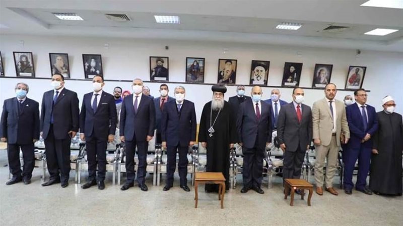 محافظ يقدم التهنئة