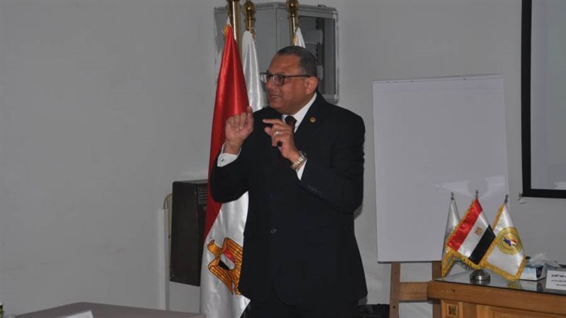 طارق عبد العزيز ومحاضرة