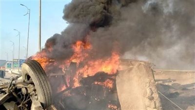 انقلاب سيارة نقل واشتعالها بالطريق الأوسطي الجديد محملة بمواد بناء