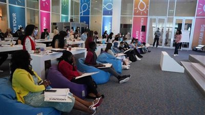 خلية نحل من الشباب المتطوعين.. تقوم على إدارة وتنظيم منتدى شباب العالم