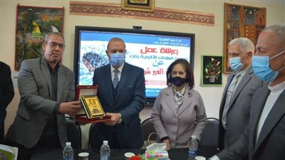 محافظ القليوبية ورئيس لجنة مكافحة ومنع الهجرة غير الشرعية يطلقان حملة توعوية بمدرسة فى بنها