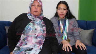 والد ووالدة بطلة 