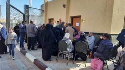كلية الطب بالوادى الجديد تنظم قافلة طبية إلى مركز الخارجة