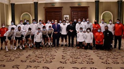 وزير الرياضة يتابع مع سفير مصر بالكاميرون أحوال بعثة المنتخب
