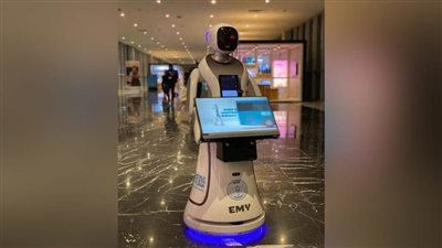 الإنسان الآلي يرحب بالضيوف ويطمئنهم.. ونماذج من الشباب يعرضون تجاربهم في منتدى شباب العالم