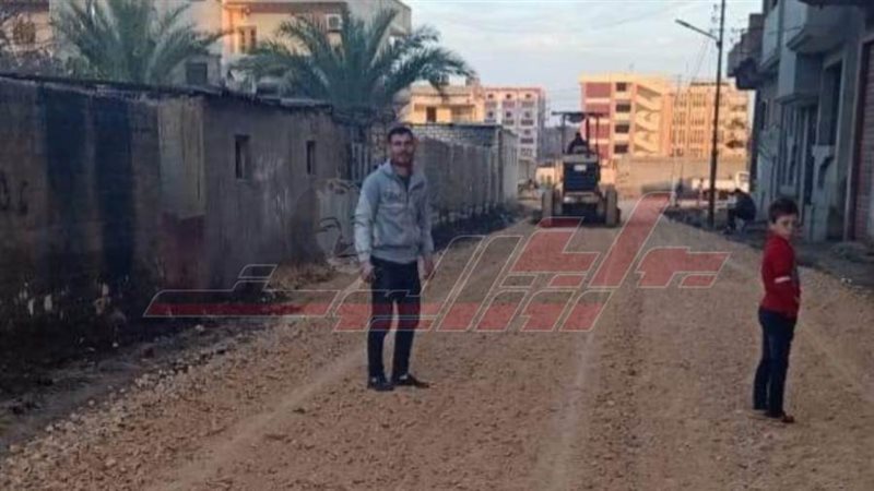 رصف الطرق يجرى لتسهيل