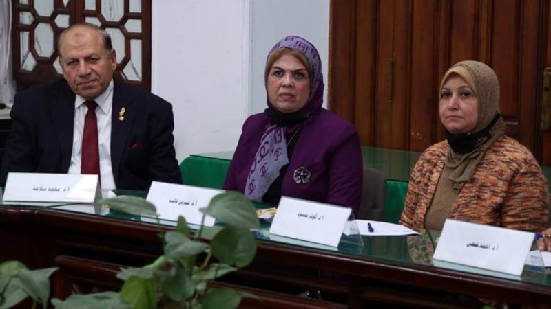 نقيبة التمريض خلال