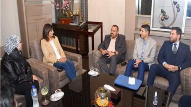 وزيرة الهجرة تلتقي