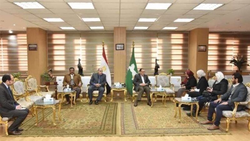 محافظ الشرقية ومساعد