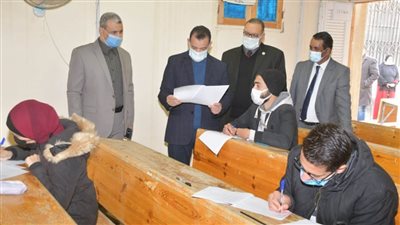 رئيس جامعة الوادي الجديد يتابع سير امتحانات الفصل الدراسي الأول 