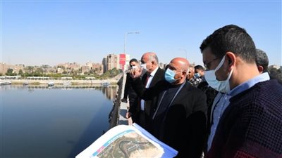 وزير النقل ومحافظ قنا يتفقدان مسار ونقاط القطار الكهربائي السريع