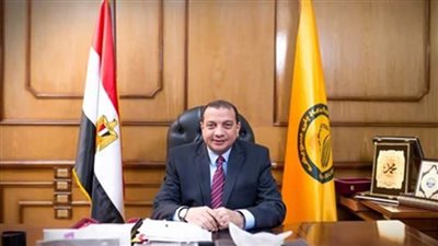  رئيس جامعة بنى سويف يتابع سير العمل بمقر توقيع العاملين 