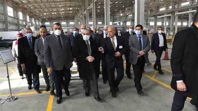 وزير الدولة للإنتاج الحربي يتفقد مصنع إنتاج المصاعد الكهربائية