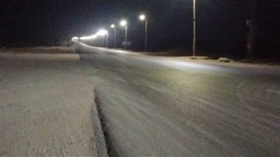 استمرار حملات النظافة وصيانة أعمدة الإنارة بالطريق الصحراوي الشرقي بمطاي شمال المنيا