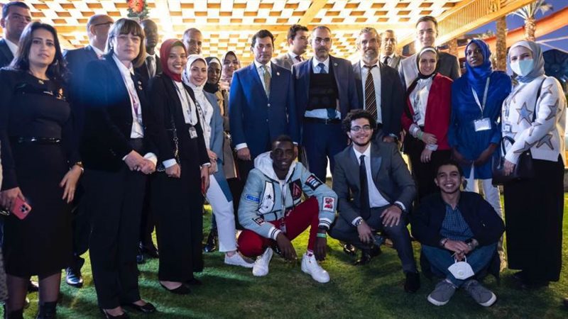 الوزير مع الشباب