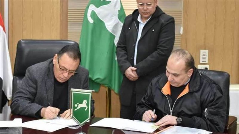 محافظ الشرقية مع