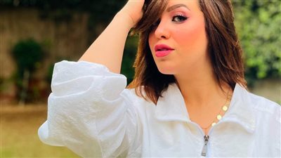 المطربة الشابة 