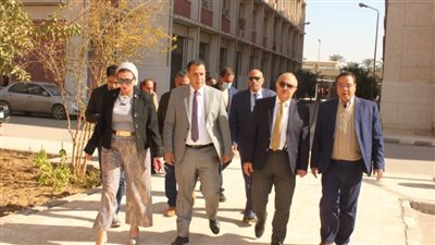 رئيس جامعة أسيوط في جولة موسعة بعدد من الكليات للاطمئنان على انتظام لجان الامتحانات