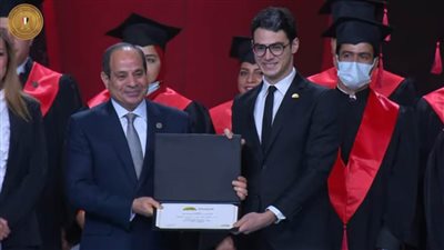 الرئيس السيسي يسلم شهادات التخرج لخريجي الأكاديمية الوطنية للتدريب