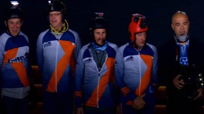 الرئيس السيسي يحيي القائمين على عرض المظلات بحفل ختام منتدى شباب العالم