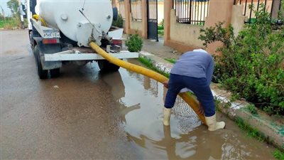 رفع تراكمات وتجمعات مياه الأمطار بشوارع البحيرة