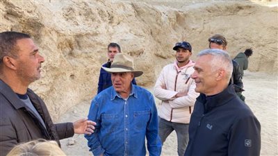 زاهي حواس يشرح أسرار أبو الهول للاعب الكورة الهولندي رود خولييت