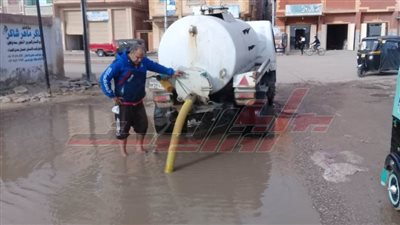 رؤساء مدن وقرى كفر الشيخ في الشوارع لرفع مياه الأمطار
