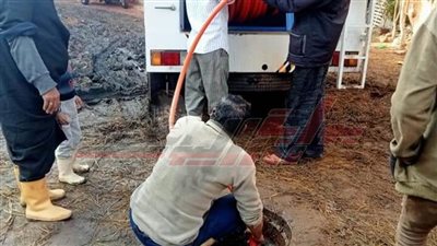 تسليك خطوط الصرف الصحي وخفض المنسوب بكفر الشيخ