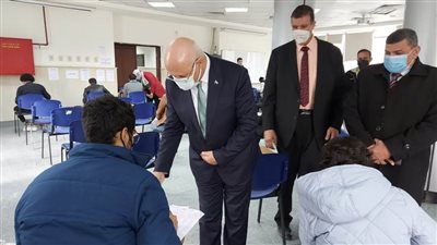 رئيس جامعة بنها يتفقد سير الامتحانات بمقر العبور