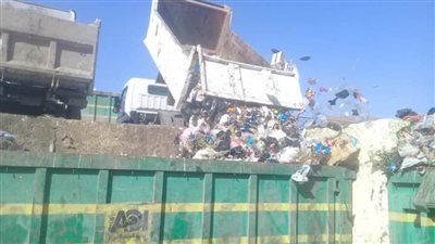 نقل 3070 طن قمامة ومخلفات من المقالب الوسيطة لمصانع التدوير بالبحيرة