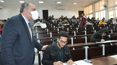 رئيس جامعة حلوان يتابع في جولات تفقدية الامتحانات بالجامعة