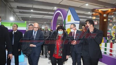 وزيرة الثقافة تتفقد قاعة الطفل بمعرض القاهرة الدولي للكتاب