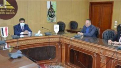 رئيس جامعة دمياط يبحث سبل تقديم مشروعات بحثية لخدمة المحافظة