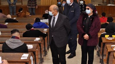 رئيس جامعة المنيا يتفقد لجان امتحانات 