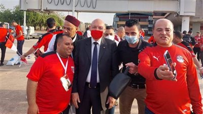 سفير مصر بالكاميرون يستقبل الطائرة الخاصة بالجماهير التي ستحضر لقاء السودان بأمم إفريقيا