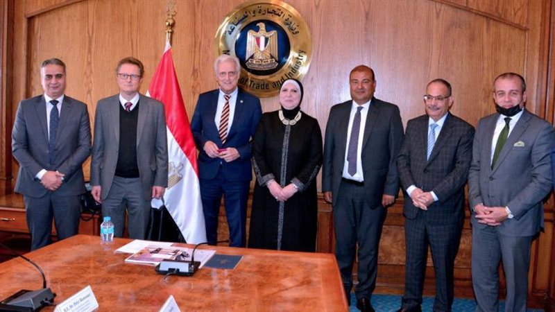 وزيرة التجارة والصناعة