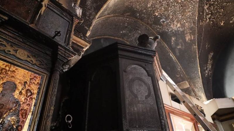 أثار الحريق بكنيسة