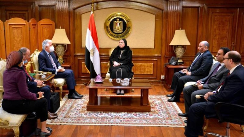 وزيرة التجارة والصناعة