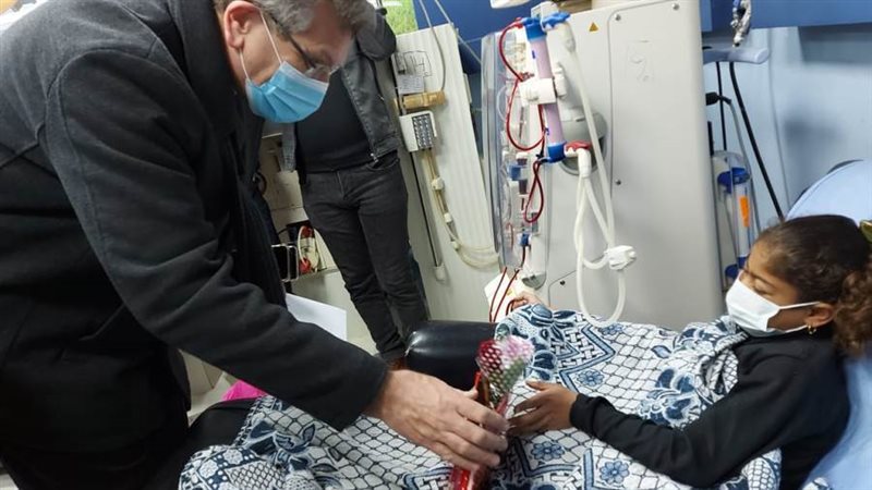 تقديم هدايا للمرضى