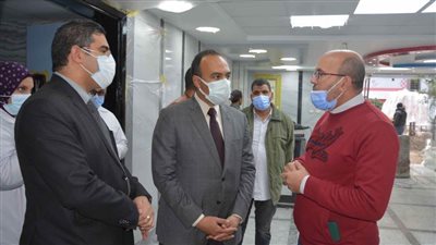 نائب محافظ المنيا يتفقد مستشفى التأمين الصحي ويتابع مركز تلقي اللقاح بمحطة القطارات