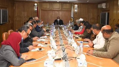 محافظ قنا يتابع أعمال تنفيذ مبادرة تنمية قريتي أبوحزام وحمرا دوم