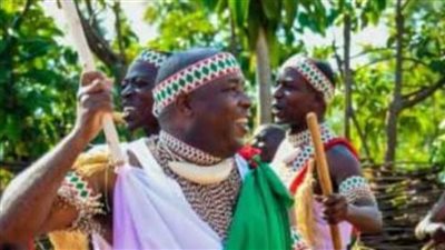 رئيس دولة إفريقية يستعرض مهاراته في قرع الطبول