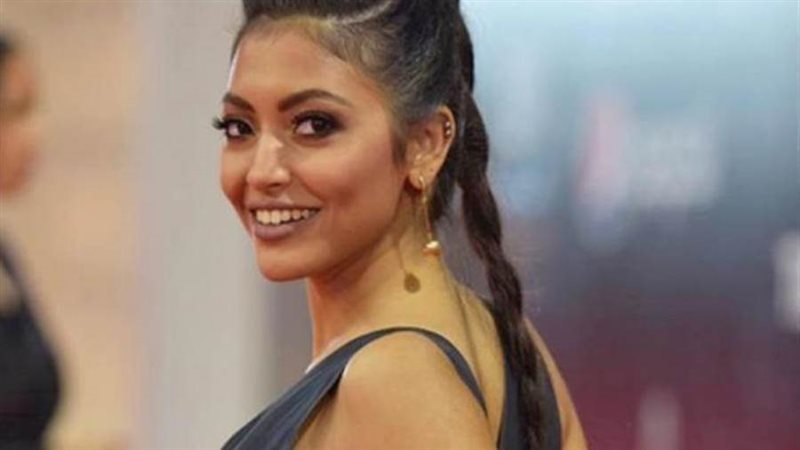 الفنانة مي الغيطي