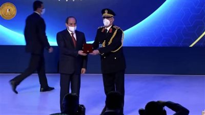 الرئيس السيسي يكرم عددًا من ضباط الشرطة وأسر الشهداء خلال العيد الـ70