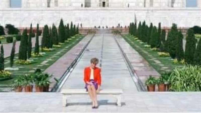 ديانا أمام تاج محل